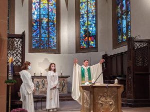 Gottesdienst Pfarrer Daniel Saam mit Ministrant*innen