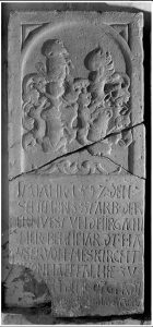 Bernhard Hauser von Meßkirch, + 07. 09. 1592 Inschrift: IM· IAHR · 15 · 9 · 2 · DEN · 7 / SEPTEMBRIS · STARB · DER / ERNVEST VND FIIRGACHT / HER · BERNHARDT · HA/VSER VON · MESKIRCHT / WONHAFFT ALHIE · ZV · / [BAD]EN · DEM GOT · GNADT [. . . . . . . . . .]OR: PRO EIVS ANIMA DEVM ORA Im oberen Teil in halbrund geschlossenem Feld Doppelwappen: links Steinbock, rechts Gemse. Darunter Beschlagwerkornament