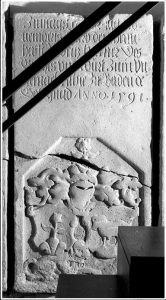 Moritz Heckner + 12. 11. 1591 Inschrift: Zinstags ḍẹṇ [·] tag No=/uemberis Starb der Ehrnn=/hafft Moritz Heckner Des / Grichts vnd Würt Zu(m)m Vn=/gemach Alhie Zuoc Baden de(m) / Gott gnad ANNOd · 1591 · Darunter: Doppelwappen: Heraldisch rechts Dreiberg, aus dem eine Blume mit zwei Blättern sprießt, links Schaf auf Wiese. Unter dem rechten Wappen liegt ein Kettenhund.