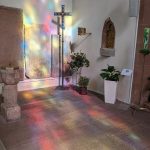 Taufstein Kreuz Tebernakel Osterkerze Kirchenfenster